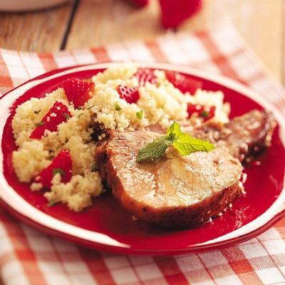 aardbei geglazuurde varkensvlees met aardbei couscous