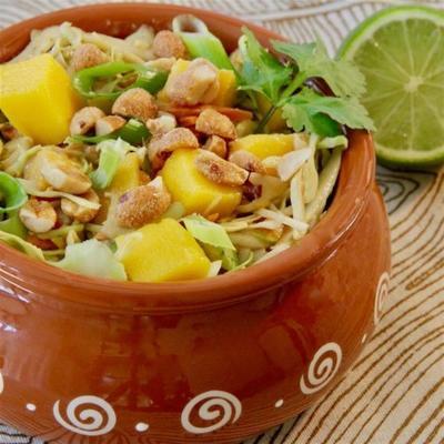 koolsalade met mango en pinda's