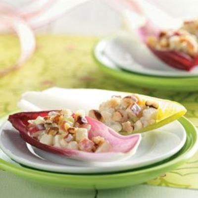 appelblauwe kaassalade op andijvieblaadjes