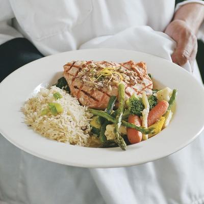 wilde zalm met hazelnoten boven spinazie