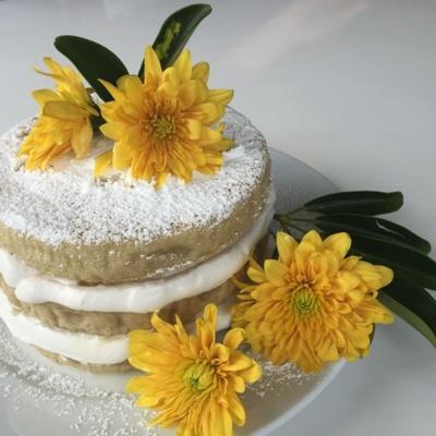 veganistische en glutenvrije naakte cake met perziken en kokoscrème