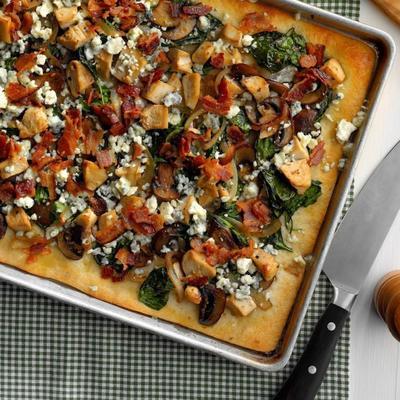 Tuscana kip, spinazie en carmelized ui pizza