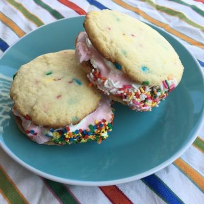 gelukkige verjaardagscake roomijsbroodjes