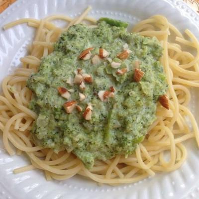 vegetarische volkoren pasta met broccoli en gorgonzola