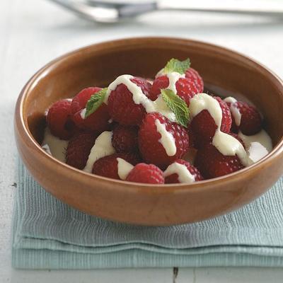 frambozen met vanille custard
