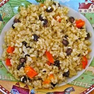 bruine rijst met zwarte bonen en paprika