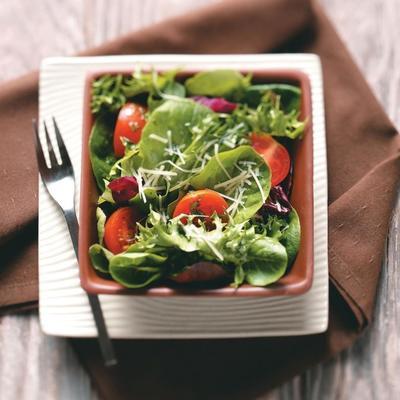 groene salade met zoete en pittige basilicumvinaigrette