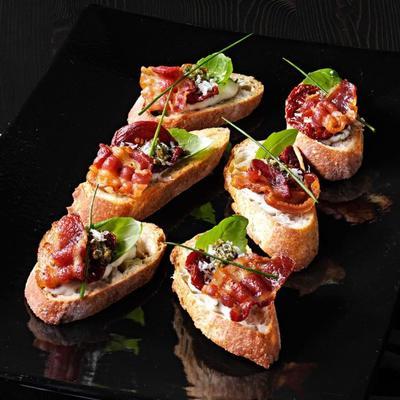 zongedroogde tomaat blt crostini's met citroenbieslookmayo