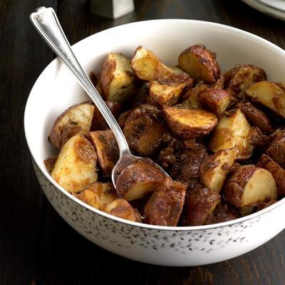 rozemarijn geroosterde aardappelen met gekarameliseerde uien