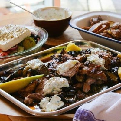 gebraden Grieks lamsvlees met tzatziki, geroosterde groenten en Griekse salade