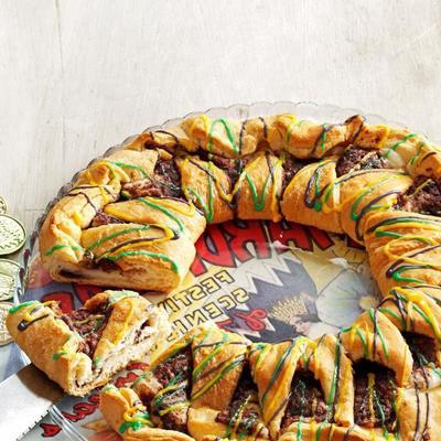 mardi gras king cake met roomkaas kaneel vulling