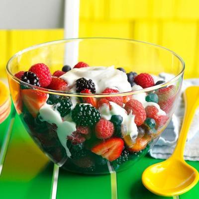 salade van vers fruit en honingyoghurt