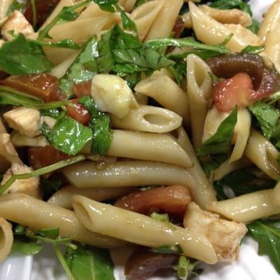 Vegetarische Italiaanse pastasalade met rucola