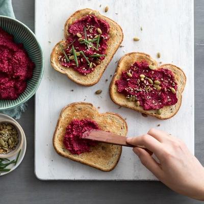 hummus toast uit het Midden-Oosten