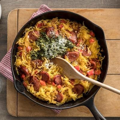 pesto spaghetti squash koekepan met hillshire farm® rookworst