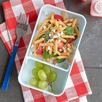 balsamico pastasalade met aardbeien en spinazie