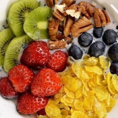 snelle veganistische ontbijtkom met fruit