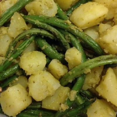 haricots verts en aardappelen met pesto