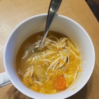 instant pot® kippensoep voor een gezonde kip