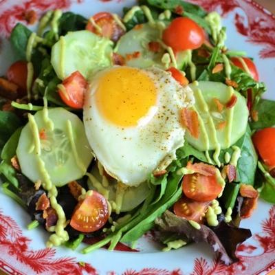 spek en ei ontbijt salade met avocado dressing