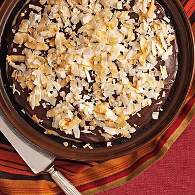 de taart van de de kokosnoothopen van de donkere chocolade van Susie