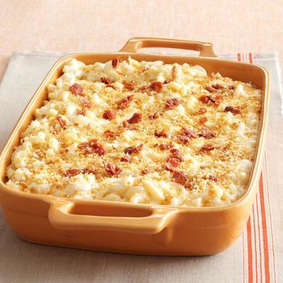 vijf-kaas witte macaroni met scherpe stukjes prosciutto