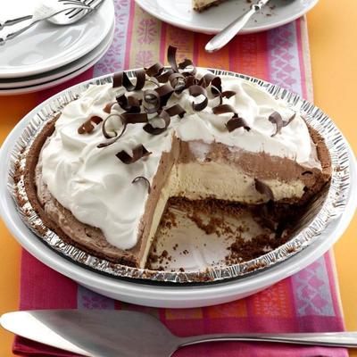 gelaagde mokka-java-taart met kahlua-crème