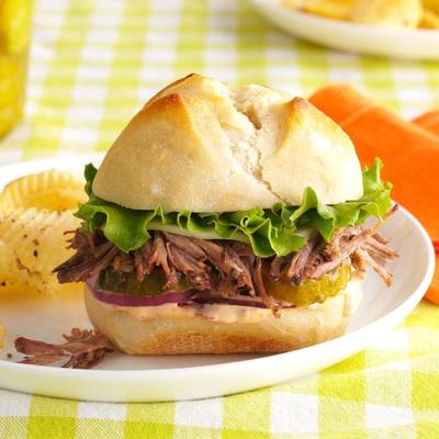 pittige sandwiches met versnipperd vlees