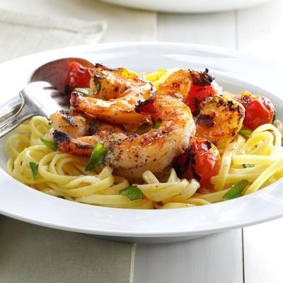 gegrilde garnalen met cherrytomaatjes op linguine