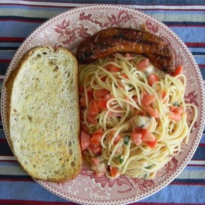 zomerse pasta met basilicum, tomaten en kaas