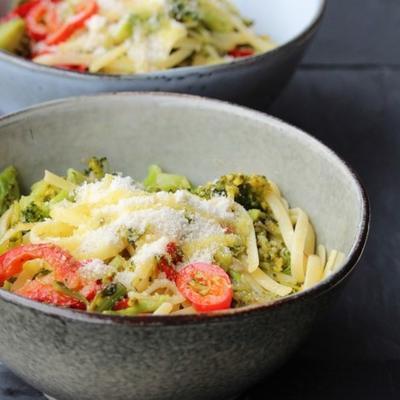 linguini met broccoli en rode pepers