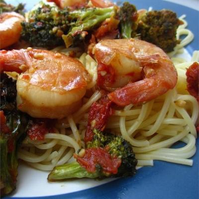 garnalen, broccoli en zongedroogde tomaten scampi met engelenhaar