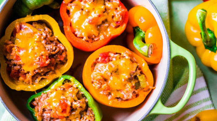 gemalen rundvlees gevuld groene paprika met kaas
