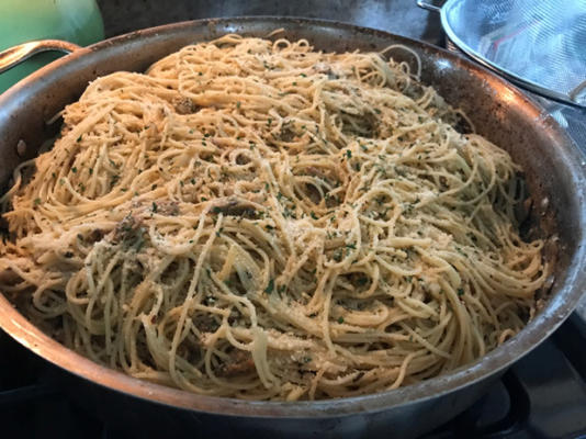 ouderwetse linguine met witte tweekleppig schelpdierensaus