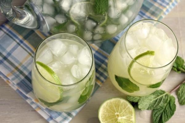 verfrissende mojito door de waterkruik mojitos