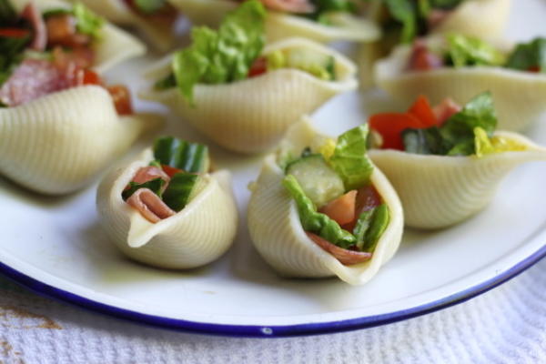 Italiaanse gehakte salade in schelpen