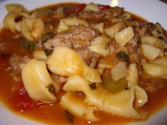 Italiaanse worst en tortellini soep