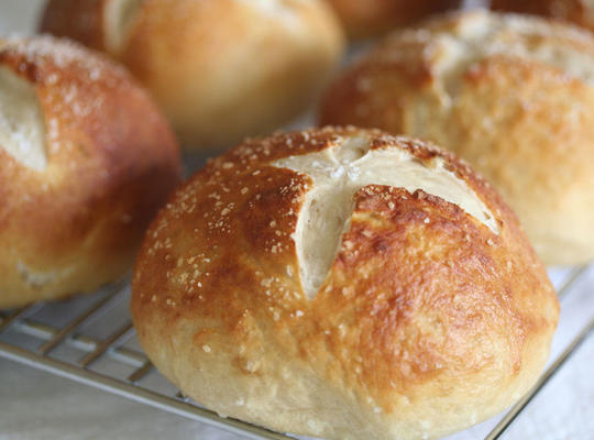 bretzelbroodjes (Beierse krakeling sandwichbroodjes)