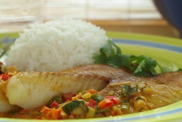 geroosterde tilapia met Thaise kokos-kerriesaus