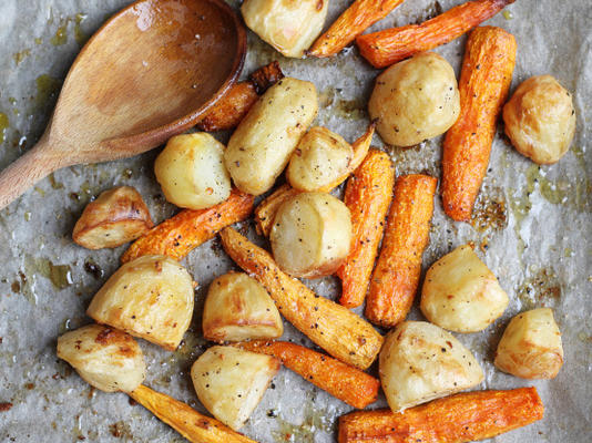 geroosterde aardappelen en baby wortelen met knoflook
