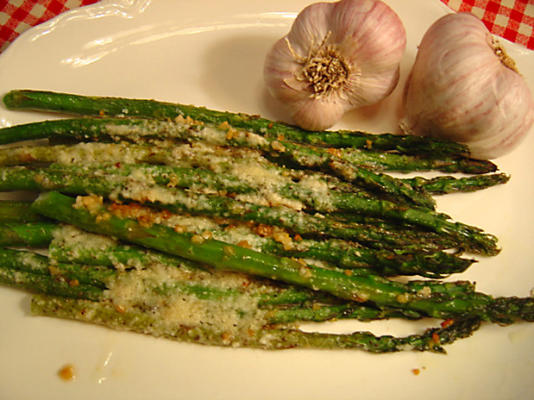 knoflook geroosterde asperges met parmezaanse kaas