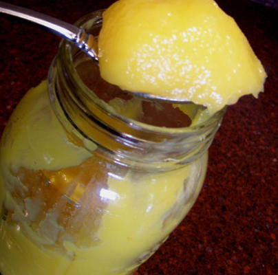 citroengestremde melk (ovenboven of microgolfmethode) kalk of oranje wrongel