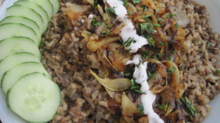 Libanese linze / rijstpilaf met gezwarte uien