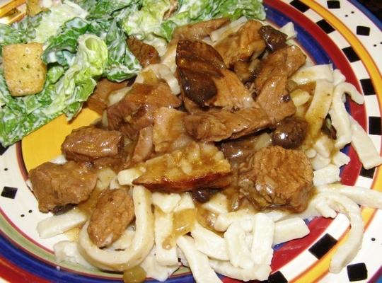 huisgemaakte rundvlees-n-noedels met champignons en uien