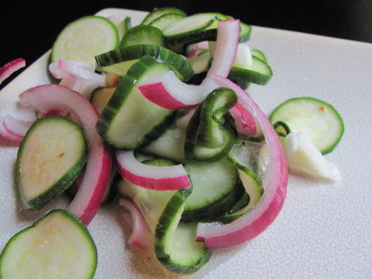 salade van komkommer en courgette