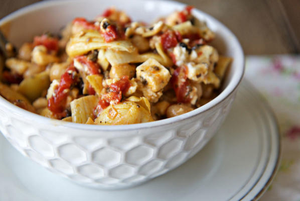 gemarineerde kikkererwten en artisjoksalade met feta