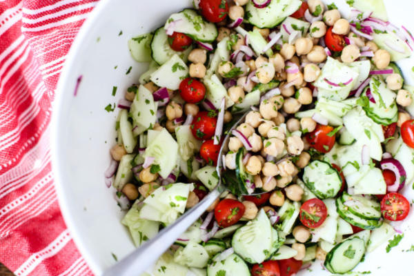 komkommer en garbanzo bonen salade