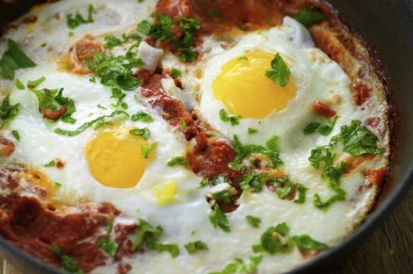 Perzische eieren gepocheerd in tomatensaus