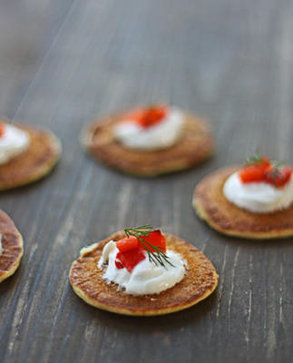 groene ui blini's met rode peper saus en geitenkaas