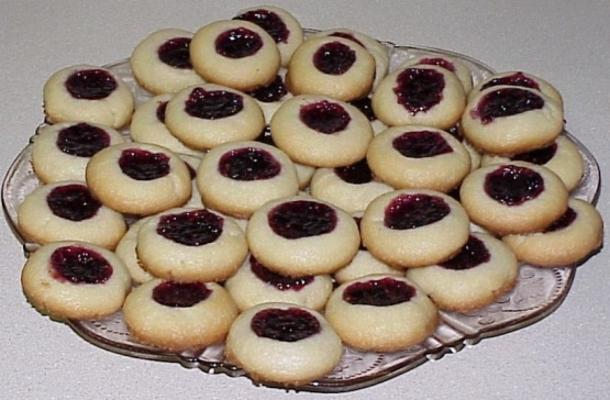 zandkoekjes met jam of jelly centres